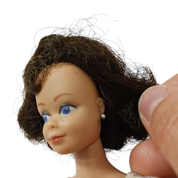 1962 Barbie MIDGE Doll Blue Eyes Brown Hair Freckles RED Nails EARRINGS RARE - Picture 2 of 16
